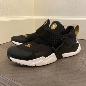 Nike huarache black and gold 2018 sneakers.